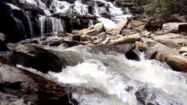 Nahaufnahme Der Wellen Des Wasserfalls Der Mächtigste Wasserfall Zeitlupe — Stockvideo