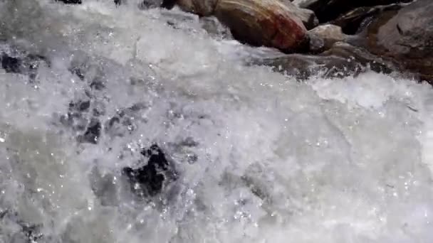 Close Van Rimpel Van Waterval Krachtigste Waterval Slow Motion — Stockvideo