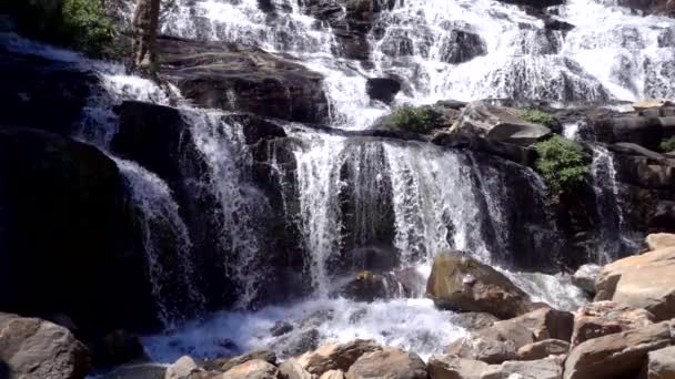 梅崖瀑布在他侬 最著名的 美丽的丝质瀑布流经石头 慢动作 — 图库视频影像