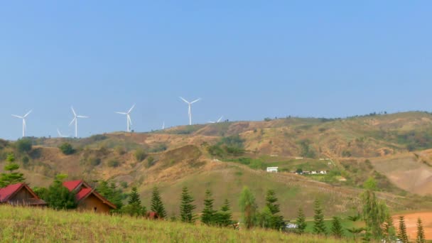 Turbinas Viento Montaña Con Fondo Cielo Azul — Vídeos de Stock