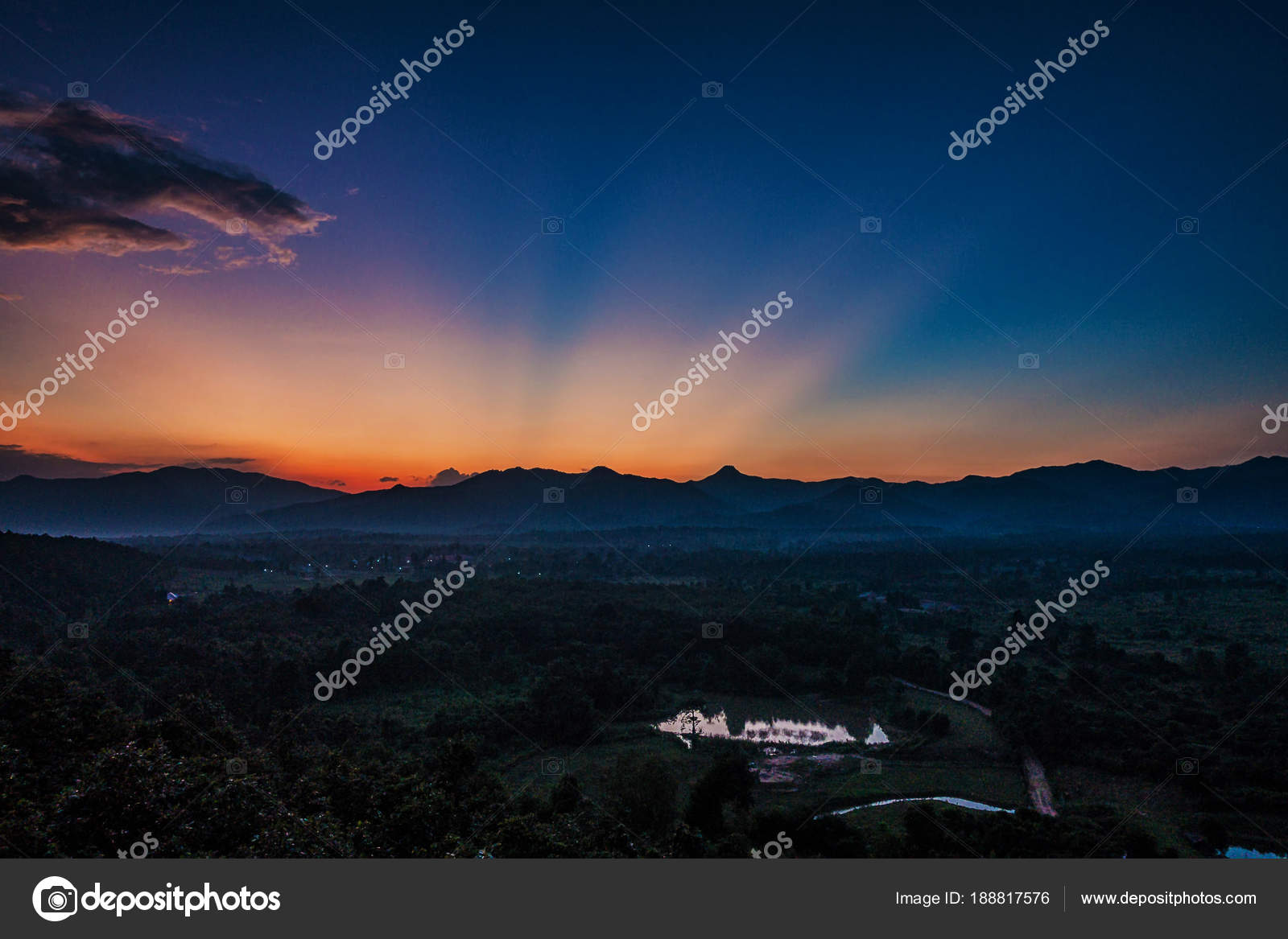 Coucher De Soleil Derrière La Montagne Photographie