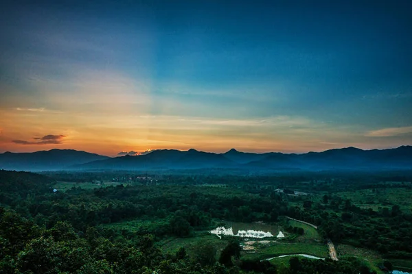 Puesta de sol detrás de la montaña . —  Fotos de Stock