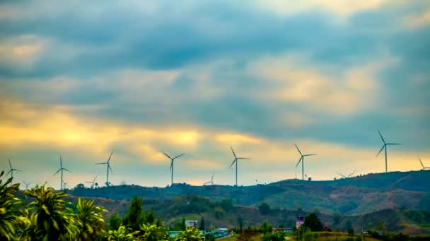 Zeitraffer Windkraftanlagen Auf Dem Berg Mit Einer Beweglichen Wolke Abend — Stockvideo