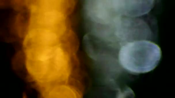 夜のシーンで水面波の反射ライト ボケ円 — ストック動画