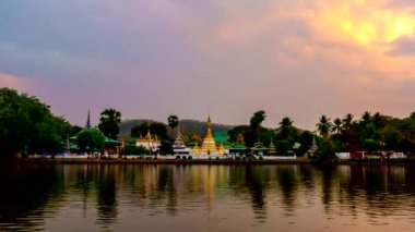 Mae Hong Son, Thailand, Mae Hong Son ili Tapınağı Chong Klang ve Chong Kham gece Timelapse gün 