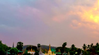 Mae Hong Son, Thailand, Mae Hong Son ili Tapınağı Chong Klang ve Chong Kham gece Timelapse gün 