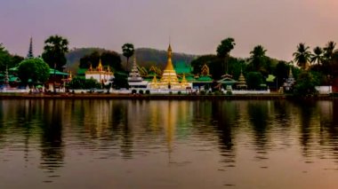 Mae Hong Son, Thailand, Mae Hong Son ili Tapınağı Chong Klang ve Chong Kham gece Timelapse gün 