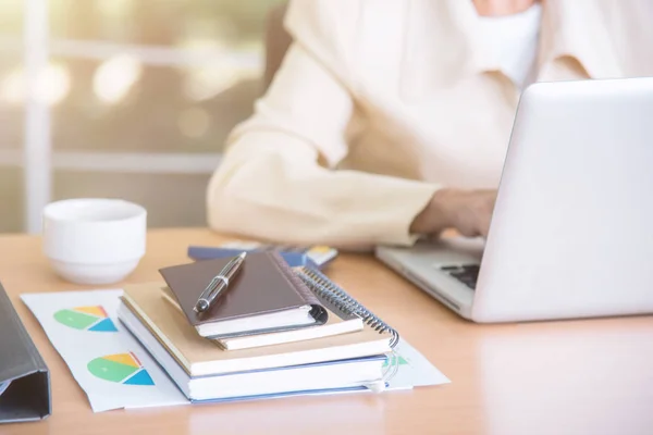 Mujer de negocios usando laptop. —  Fotos de Stock