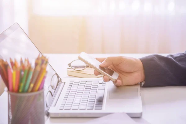 Un joven hombre de negocios usando smartphone . —  Fotos de Stock