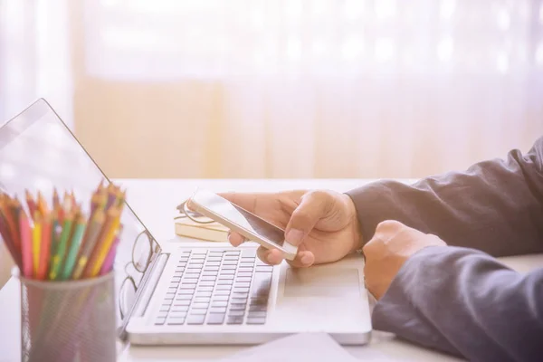 Een jonge zakenman met smartphone. — Stockfoto