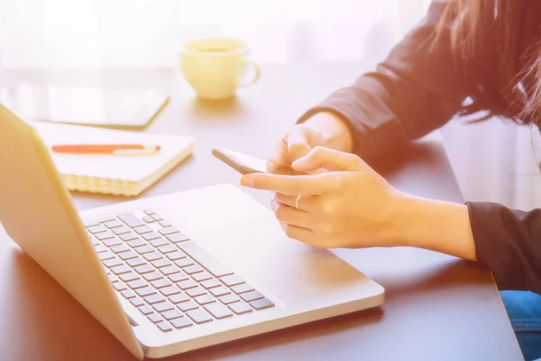 Joven mujer de negocios usando phon inteligente . —  Fotos de Stock