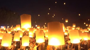 Loy Krathong Festivali veya Yeepeng Festivali gökyüzünde yüzen fenerler , Chiang Mai geleneksel Lanna Budist töreni, Tayland