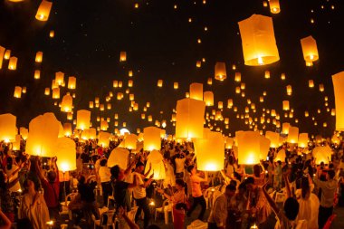 Loy Krathong Festivali'nde gökyüzünde yüzen fenerler