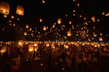 Loy Krathong Festivali'nde gökyüzünde yüzen fenerler