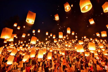 Loy Krathong Festivali'nde gökyüzünde yüzen fenerler