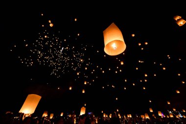 Loy Krathong Festivali'nde gökyüzünde yüzen fenerler
