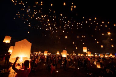 Loy Krathong Festivali'nde gökyüzünde yüzen fenerler
