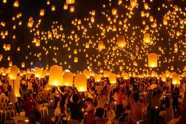 Plovoucí lampióny na obloze na Loy Krathong festival — Stock fotografie