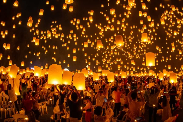 Loy Krathong Festivali'nde gökyüzünde yüzen fenerler