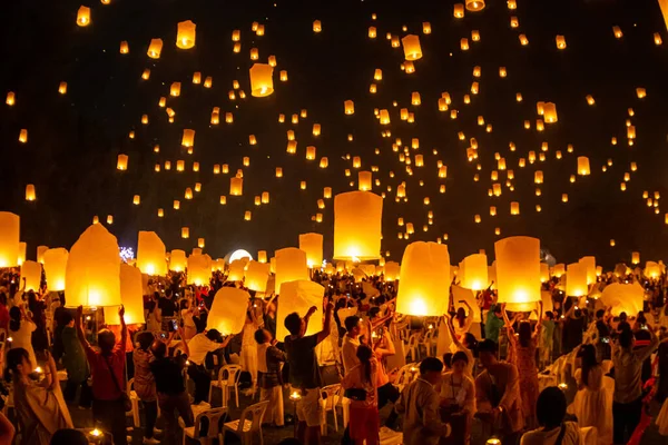Loy Krathong Festivali'nde gökyüzünde yüzen fenerler