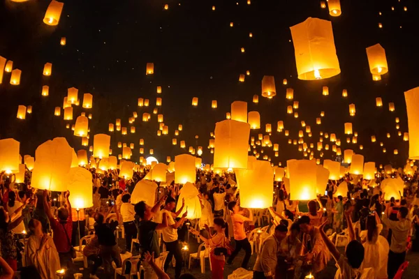 Drijvende lantaarns op de hemel in Loy Krathong Festival — Stockfoto