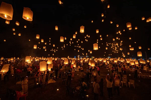 Lanternas flutuantes no céu no Festival Loy Krathong — Fotografia de Stock