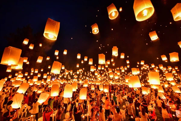 Loy Krathong Festivali'nde gökyüzünde yüzen fenerler — Stok fotoğraf