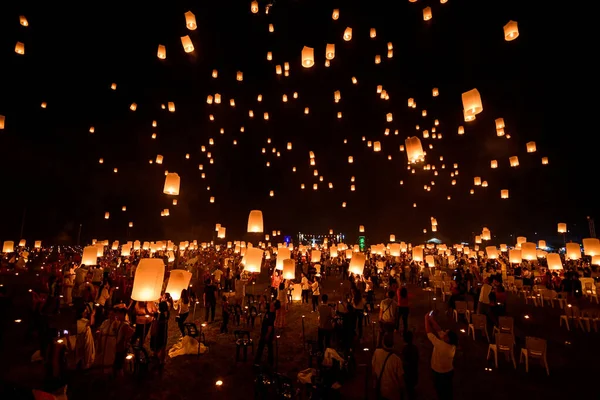 Αιωρούμενα φανάρια στον ουρανό στο Φεστιβάλ Λόι Κράτονγκ Royalty Free Φωτογραφίες Αρχείου