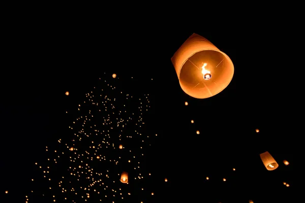 Αιωρούμενα φανάρια στον ουρανό στο Φεστιβάλ Λόι Κράτονγκ Royalty Free Εικόνες Αρχείου