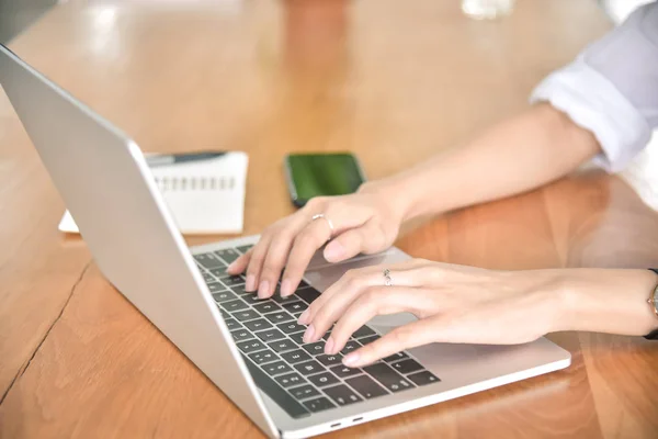 Joven mujer de negocios usando portátil en su escritorio —  Fotos de Stock