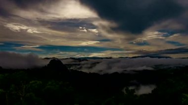 Time Lapse video 4k, Misty ile Beutiful manzara gece Ban Cha bo bakış açısı, Mae Hong Son kuzey Tayland