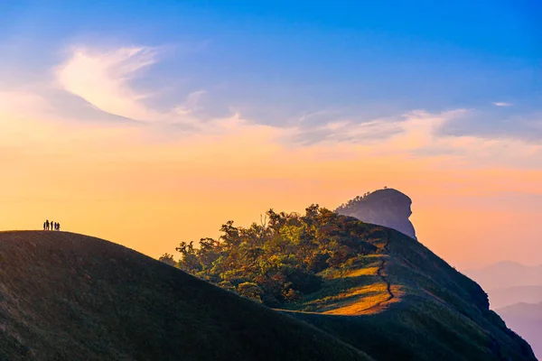 ภูมิทัศน์ที่สวยงามในตอนเช้าบนภูเขามอนชง เชียงใหม่ — ภาพถ่ายสต็อก