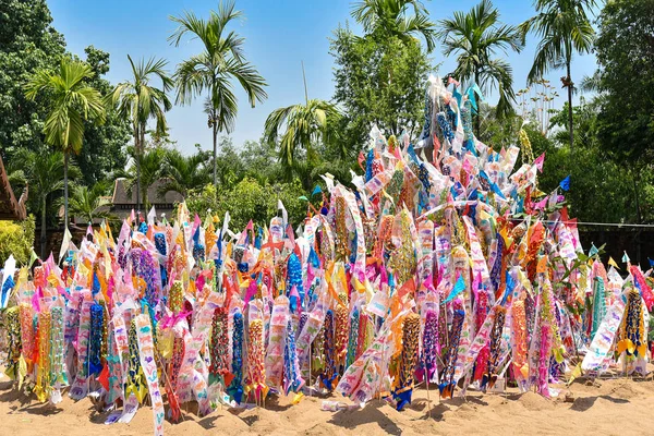 Bandeira de papel na pilha de areia ou pagode de areia em Songkran festiv — Fotografia de Stock
