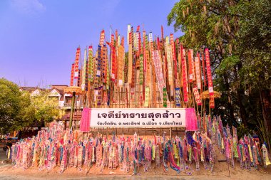 Muang, Chiang Mai, Tayland 'da yer alan Jedlin Tapınağı' ndaki Songkran festivalinde kum yığınının üzerinde kağıt bayrak ya da Sand pagoda. Cennetin yakınlarındaki insanların inancı..