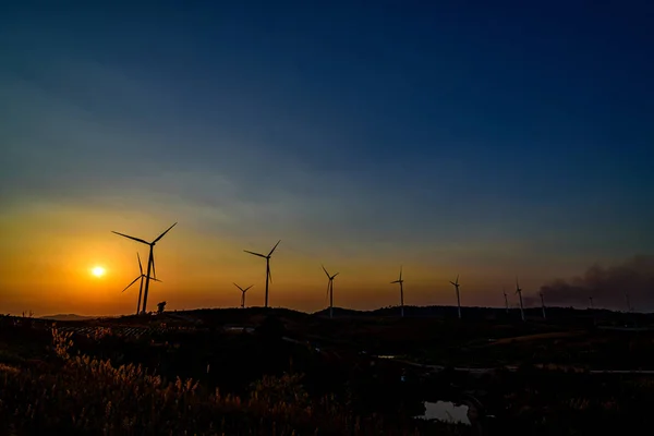 日落时风力涡轮机场 — 图库照片