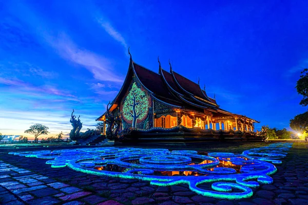 Twilight shot of Sirindhorn Wararam Phu Prao Temple is public Te — Stock Photo, Image