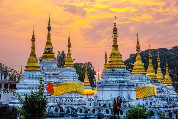 Veinte pagodas templo es un templo Buddhist en la provincia de Lampang , —  Fotos de Stock