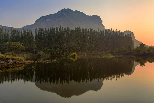 Hermosa Vista Del Paisaje Con Reflexión Sobre Lago Khao Bid —  Fotos de Stock