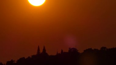 4k video zaman atlaması, Phra 'nın üzerinde bulutlar olan güzel gün batımı Doi Suthep tapınağı Tayland, Chiang Mai' nin dönüm noktasıdır..