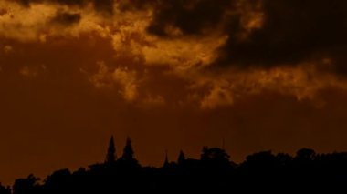 4k video zaman atlaması, Phra 'nın üzerinde bulutlar olan güzel gün batımı Doi Suthep tapınağı Tayland, Chiang Mai' nin dönüm noktasıdır..