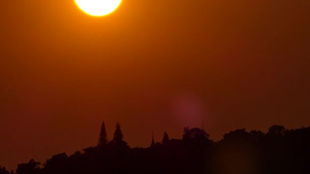 4K视频时间的流逝 美丽的夕阳西下 乌云密布的Phra Doi Suthep寺庙是泰国清迈的一个地标性目的地 — 图库视频影像