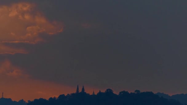 4Kビデオ時間の経過 美しい夕日と雲の上プラドイSuthep寺院はチェンマイのランドマーク的な目的地であること — ストック動画