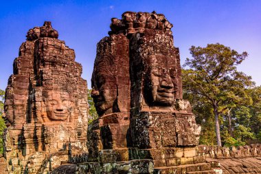 Angkor Thom, Siem Reap, Kamboçya 'daki Bayon Tapınağı' ndaki kulelerin tepesinde.. 