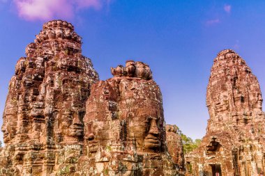 Angkor Thom, Siem Reap, Kamboçya 'daki Bayon Tapınağı' ndaki kulelerin tepesinde.. 