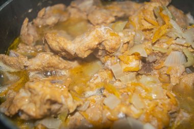 Soğanlı et ve bir tencerede pişirilmiş havuç. Ev yemeği. Kapat..