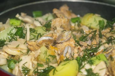 Soğanlı et, havuç, patates, dereotu ve körfez yaprağı tencerede pişirilir. Ev yemeği. Kapat..