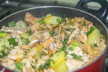 Soğanlı et, havuç, patates, dereotu ve körfez yaprağı tencerede pişirilir. Ev yemeği. Kapat..