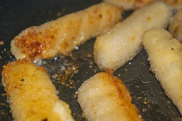 Os paus de queijo fritam-se em uma panela de ato de fritar. Comida deliciosa. Um prato tradicional de fast food. Fechar . — Fotografia de Stock