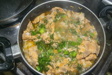 Soğanlı et, havuç, dereotu ve körfez yaprağı bir tencerede pişirilir. Ev yemeği..