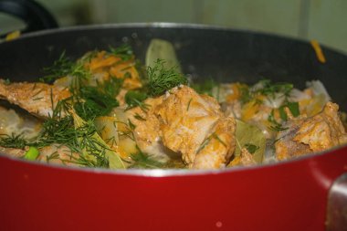 Soğanlı et, havuç, dereotu ve körfez yaprağı bir tencerede pişirilir. Ev yemeği..